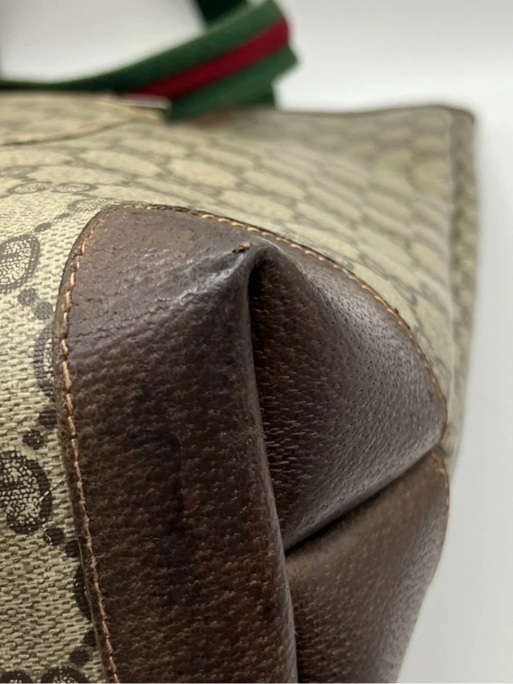 Authentic Gucci Beige GG Supreme Canvas Tote with Green and Red Strap. - Picture 4 of 9